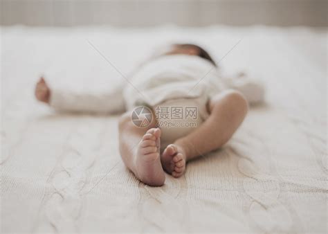 女孩床可爱新出生的小脚美丽高清图片下载-正版图片307731259-摄图网