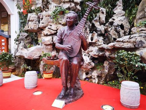 上海阳刚民间音乐馆建馆10周年，琵琶大师刘德海先生铜像落成 - 周到上海