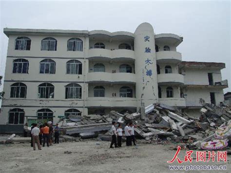温州楼房倒塌已致22死 获救者：听到呼啦响头就被压_凤凰资讯