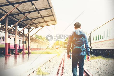 亚洲年轻聪明人走在铁路上具有目高清图片下载-正版图片502564880-摄图网
