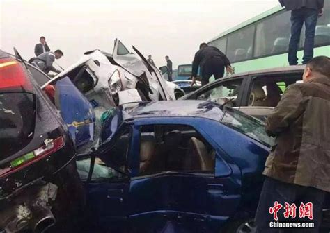 湖南宁乡一小型轿车与公交车相撞 已致4死1伤_凤凰网