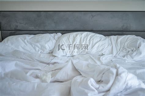 凌乱的床图片