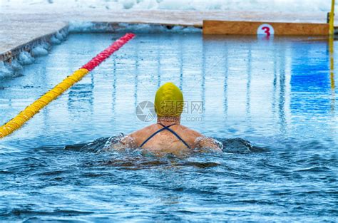 冬季游泳的情侣们在泳池里游得更轻他快高清图片下载-正版图片505892653-摄图网