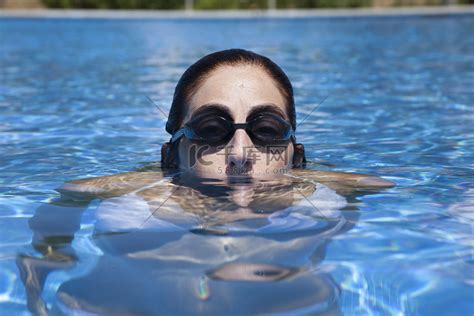 凝视在水外面的妇女游泳者高清摄影大图-千库网