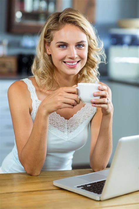 快乐的年轻女人喝咖啡去开车幸福的人图片下载 - 觅知网