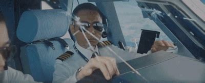 中国机长：飞机挡风玻璃爆裂，英雄机长力挽狂澜创造奇迹！
