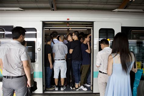 上海“最挤地铁”16号线6节编组列车仍在试跑，时间不定|上海地铁16号线|大客流_凤凰资讯
