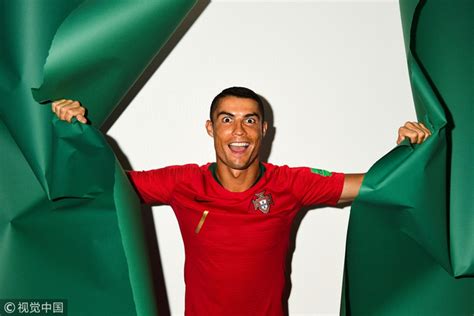 葡萄牙队官方发布定妆照：C罗表情严肃，B费笑容灿烂|葡萄牙|卡塔尔世界杯|B费_新浪新闻