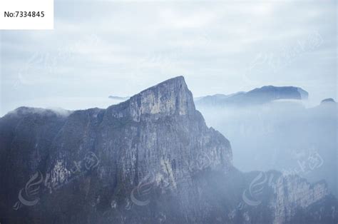 天门山高耸入云的山峰高清图片下载_红动中国