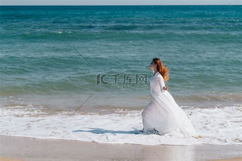 漂亮的女人沙滩海浪海洋自然旅行高清摄影大图-千库网