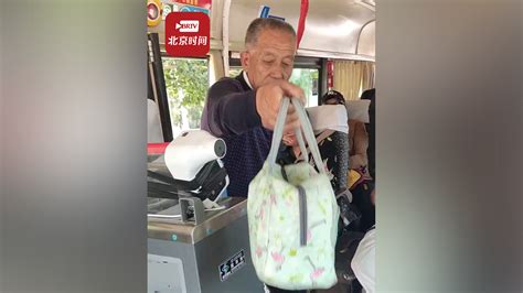 76岁父亲连续8年给开公交儿子送饭 儿子：他心疼我生活不规律，感恩父母！_北京时间