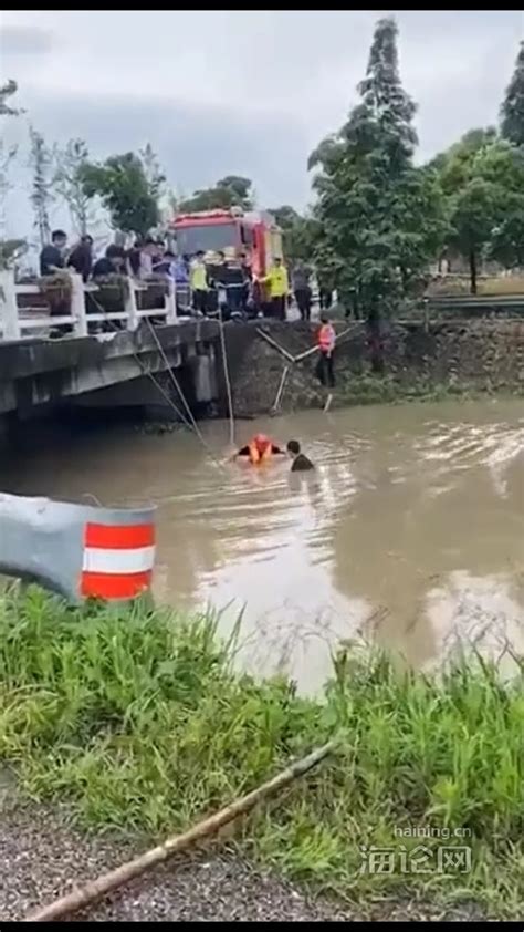 惊险一幕，女司机开车掉入河里，万分危急，外卖小哥跳河相救！_腾讯视频