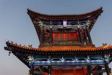 晚上西安城墙上美丽的灯火通明的高清图片下载-正版图片505663915-摄图网