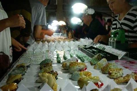 缅甸翡翠价值不菲，缅甸最大的玉石市场却像菜市场一样拥挤简陋