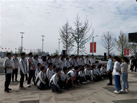成都十七中党员教师带领学生参观西部国际博览城 - 本地 - 无限成都-成都市广播电视台官方网站