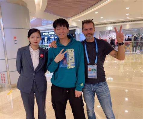 外国运动员逛武汉商场买买买，换了手机贴了膜，他们感到很满意！_武汉_新闻中心_长江网_cjn.cn
