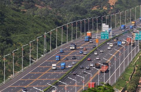 深圳首条10车道高速公路，在全国也是为数不多，只是路程有点短