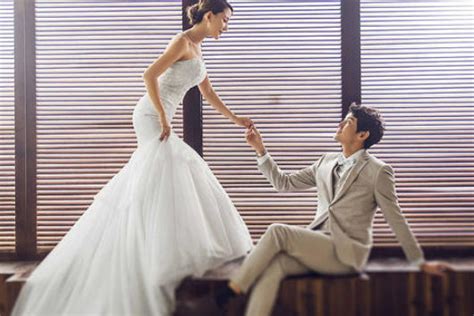 韩式婚纱照有5套衣服，分别该选哪些款式？【婚礼纪】