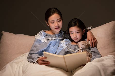 睡觉家为人父母妈睡前在床上给女儿看书睡前读故事给孩子听睡前故事高清图片下载-正版图片307715542-摄图网