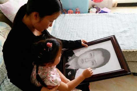 28年前，那个在警察父亲葬礼上哭泣的小男孩，也牺牲了！一家四警察，父子两忠烈