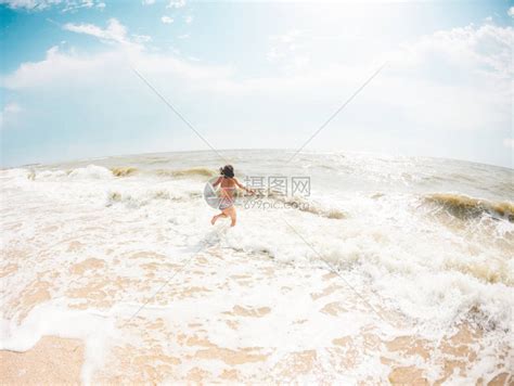 那女孩进了海水里女人在海中洗澡留在高清图片下载-正版图片505374812-摄图网