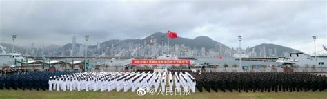 解放军驻香港部队清晨举行八一升国旗仪式(图)_手机新浪网