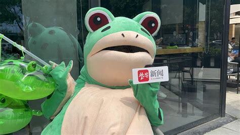 “卖崽青蛙”人偶设计者回应质疑：注册版权为防止他人抢注牟利