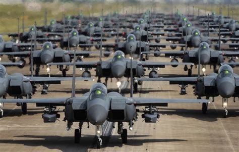 韩国秀军力 30多架F-15K战机上演“大象漫步”-优麦兔