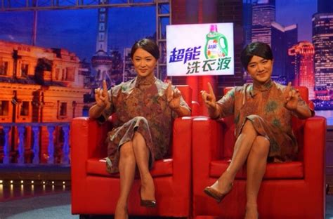 金星王祖蓝录节目 穿同款旗袍撞脸似双胞胎(图)_手机凤凰网