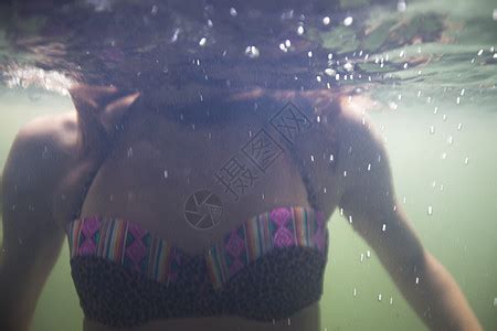 女游泳运动员穿着美国泳装，在游泳池里游泳高清摄影大图-千库网