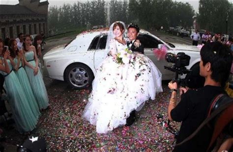 结婚当天，新娘挽着新郎入场，这样的婚礼才叫梦幻婚礼！_腾讯视频