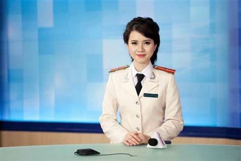 她是越南最漂亮的新闻节目主持，气质爆表_娱乐频道_凤凰网