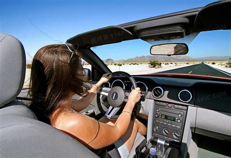 一位微笑着的女司机坐在汽车轮上高清图片下载-正版图片502657897-摄图网
