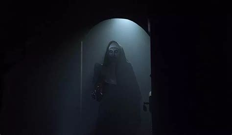 2023美国最新恐怖电影《鬼修女2》艾琳修女再次与鬼修女正面硬钢