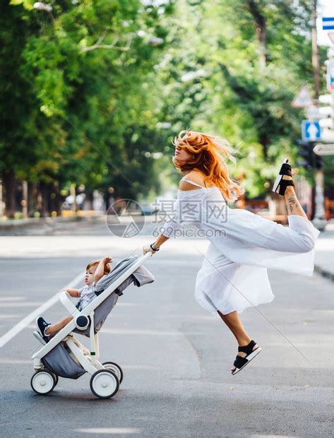 妈和婴儿车上的小儿子过马路高清图片下载-正版图片505104007-摄图网
