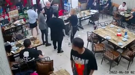 唐山烧烤店多名男子群殴女子事件完整视频_凤凰网视频_凤凰网