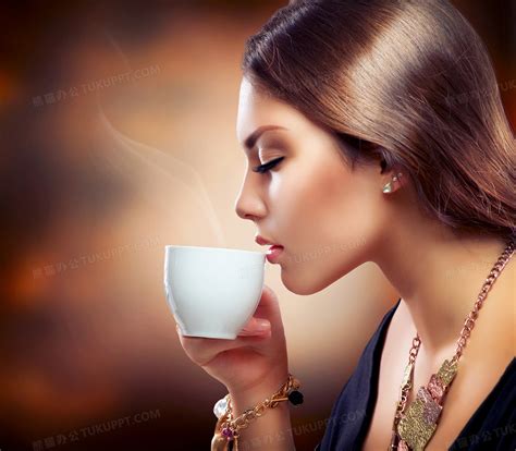 喝咖啡学习的女生高清图片下载-正版图片501316156-摄图网