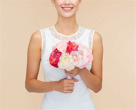 幸福,婚礼,假日庆祝微笑的新娘伴娘穿着白色的裙子,带着花高清图片下载-正版图片300827837-摄图网