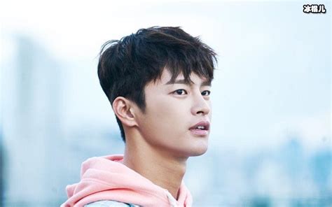 最新韩国男演员徐仁国《Bntnews》时尚壁纸-万佳直播吧