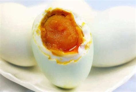 咸鸭蛋的营养价值_咸鸭蛋的功效与作用_孕妇可以吃吗_注意事项_苹果绿