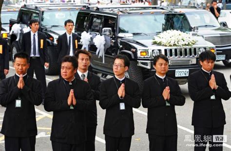 葬礼场面惊人！黑老大出殡，出动600警力、3000兄弟送行：让老兄走风光点 这个黑老大的葬礼，可以称作是台南市史上最多警力的告别仪式。 前不久 ...