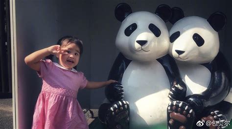 包贝尔晒出女儿萌照：饺子表情丰富，比V和熊猫雕塑、猴子合影-新闻资讯-高贝娱乐