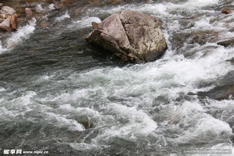 溪流与长满青苔的石头摄影高清jpg格式图片下载_熊猫办公
