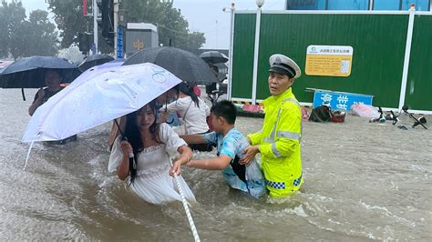 河南郑州：交警在齐腰水中救援