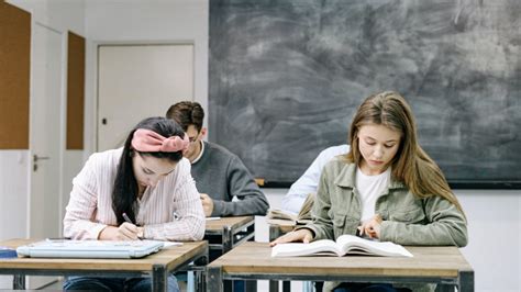 2022高考失利的学生还能复读吗？官方的回应让人难过！_考生_模拟考试_私立中学