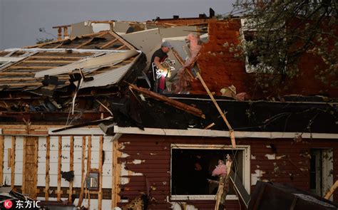 加拿大多地遭龙卷风袭击 房屋汽车被毁遍地狼藉