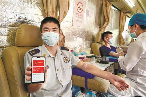 武汉500名消防员集体献血 首次领取新推出的电子献血证--湖北文明网