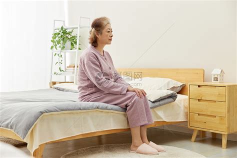 老奶奶独自坐在床边高清图片下载-正版图片507607653-摄图网