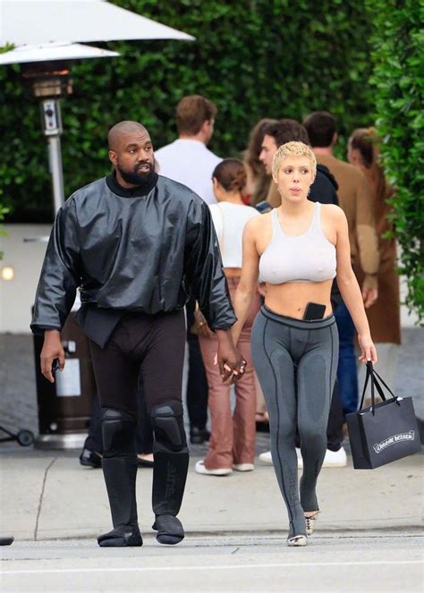 侃爷Kanye West和27岁妻子Bianca Censori外出的街拍……