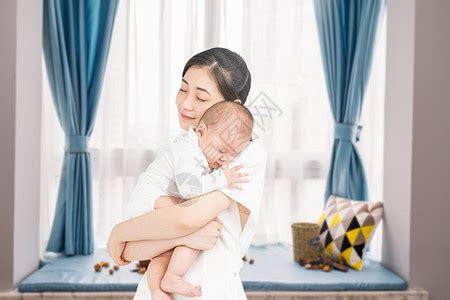 妈妈抱着宝宝的图片